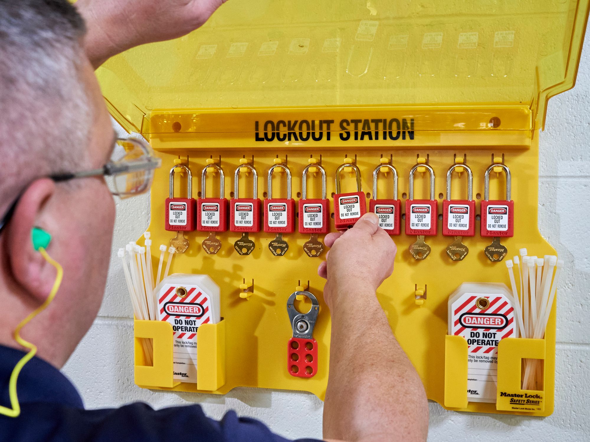 What are the requirements of the lockout/tagout standard? (Construction)