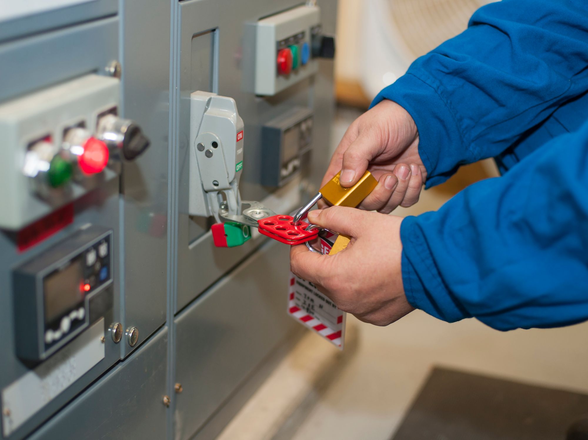 What are the requirements for lockout/tagout devices?