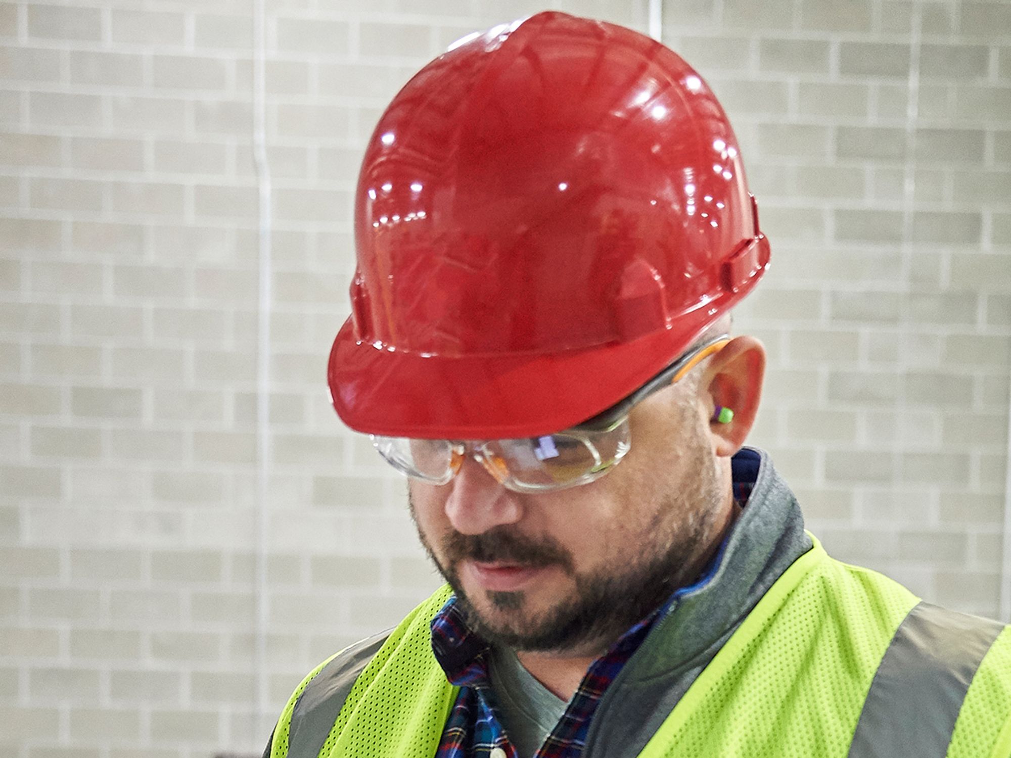 What are the PPE requirements for safety vests, and who must comply?
