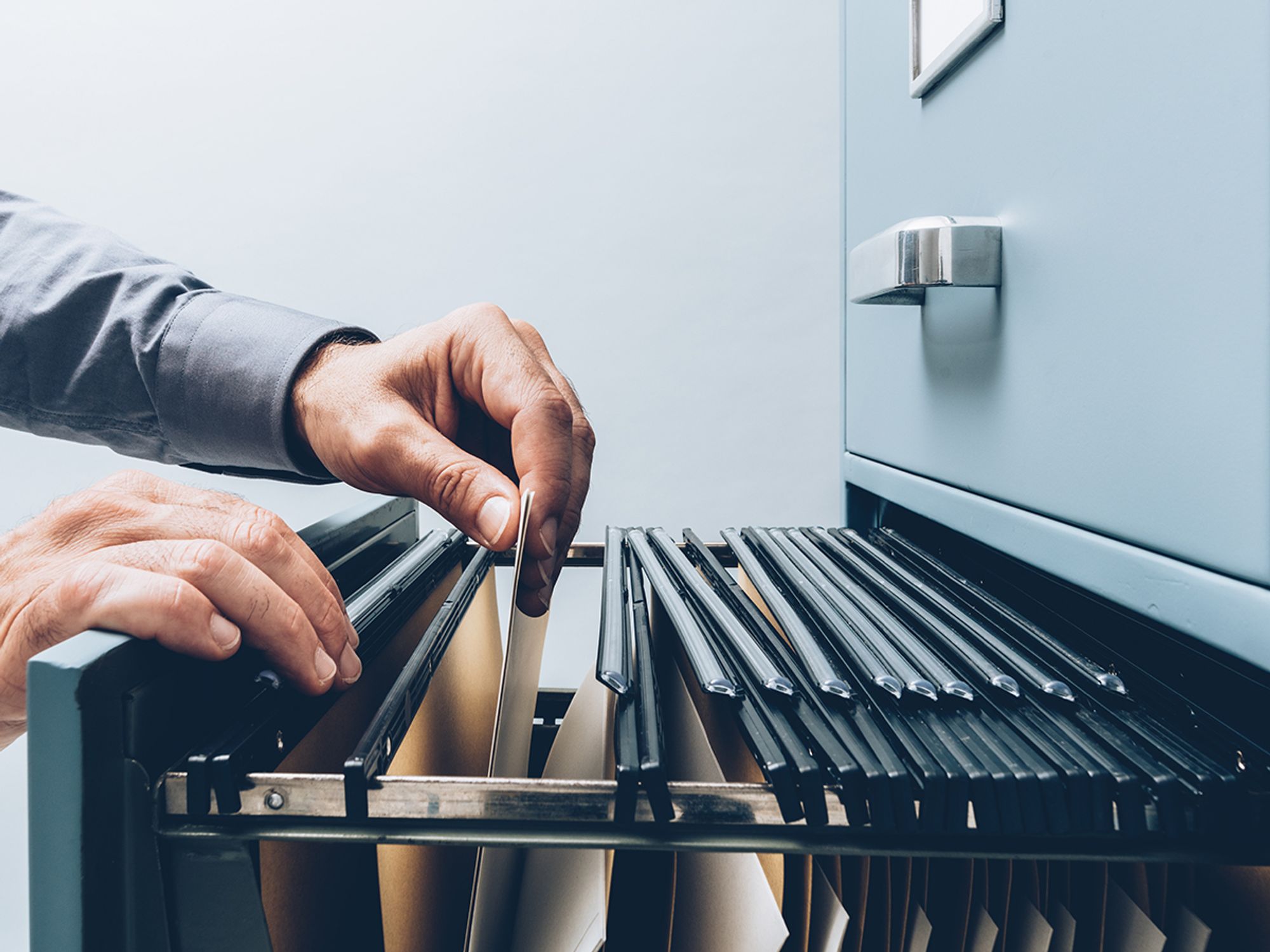 How should an employer keep records for multiple establishments?