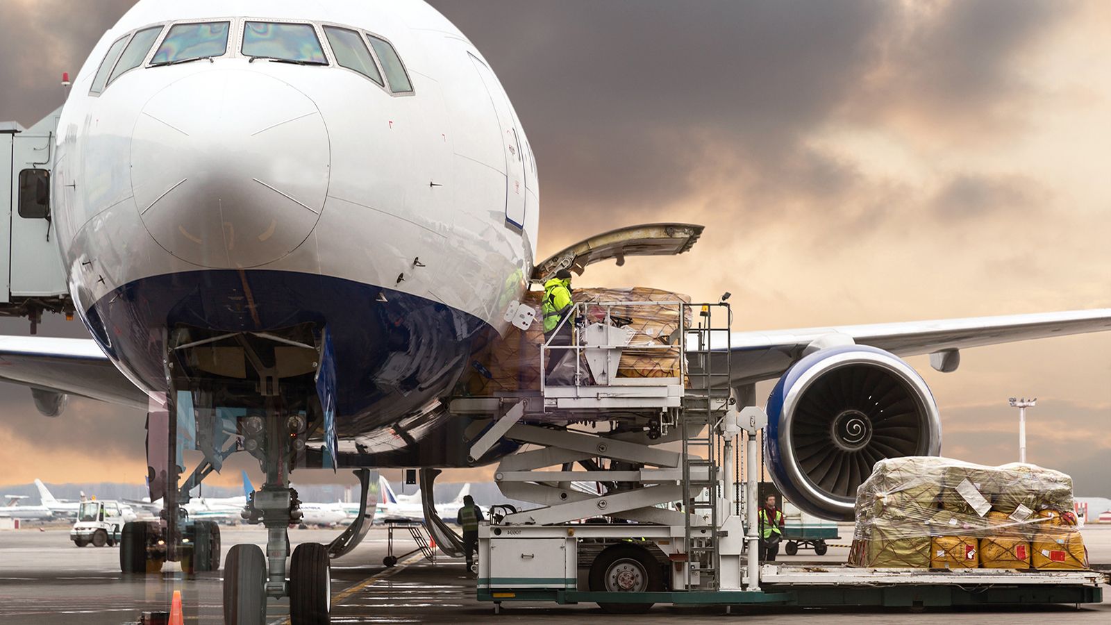 Loading dangerous goods on aircraft/cargo aircraft under IATA J. J