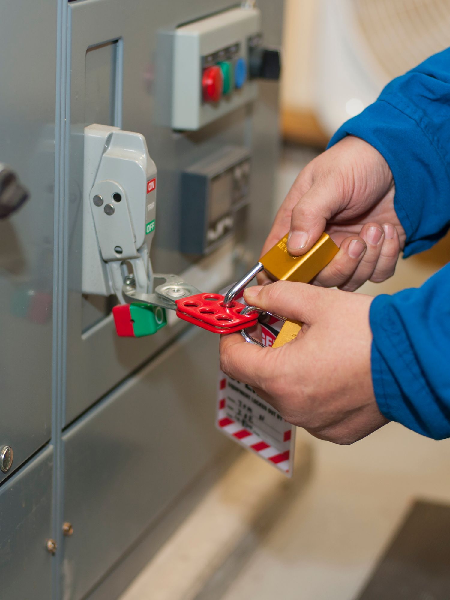 electrical - What is the difference between a handle tie and common  trip in circuit breakers? - Home Improvement Stack Exchange