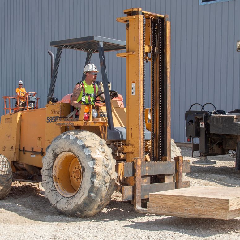 Know the top 10 construction forklift loading and traveling rules