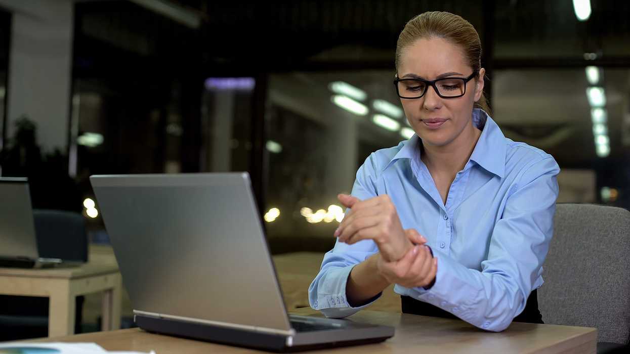 What is a good indicator an employee may have De Quervain's disease?