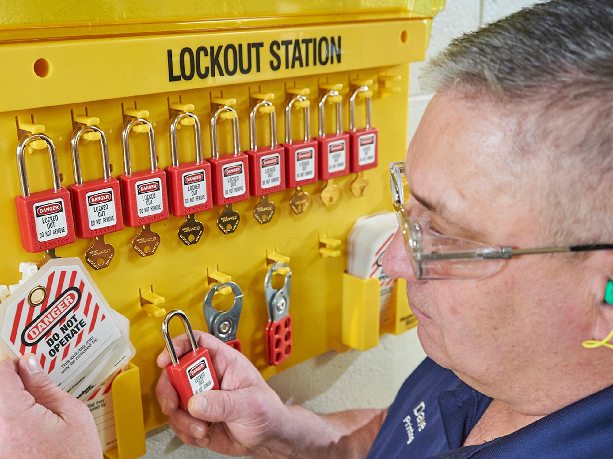 Energy-isolating device for lockout