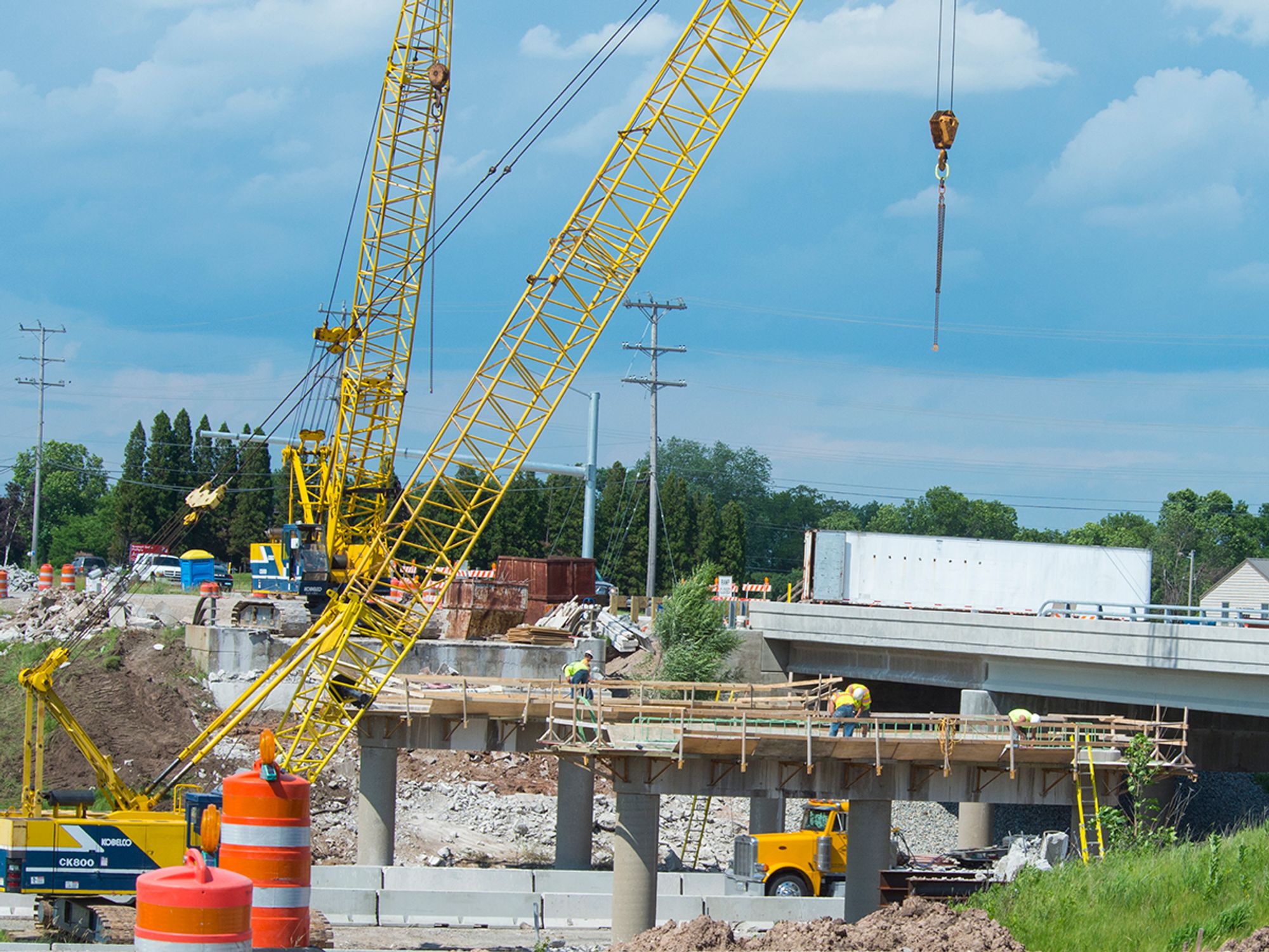 Mobile cranes in the construction industry