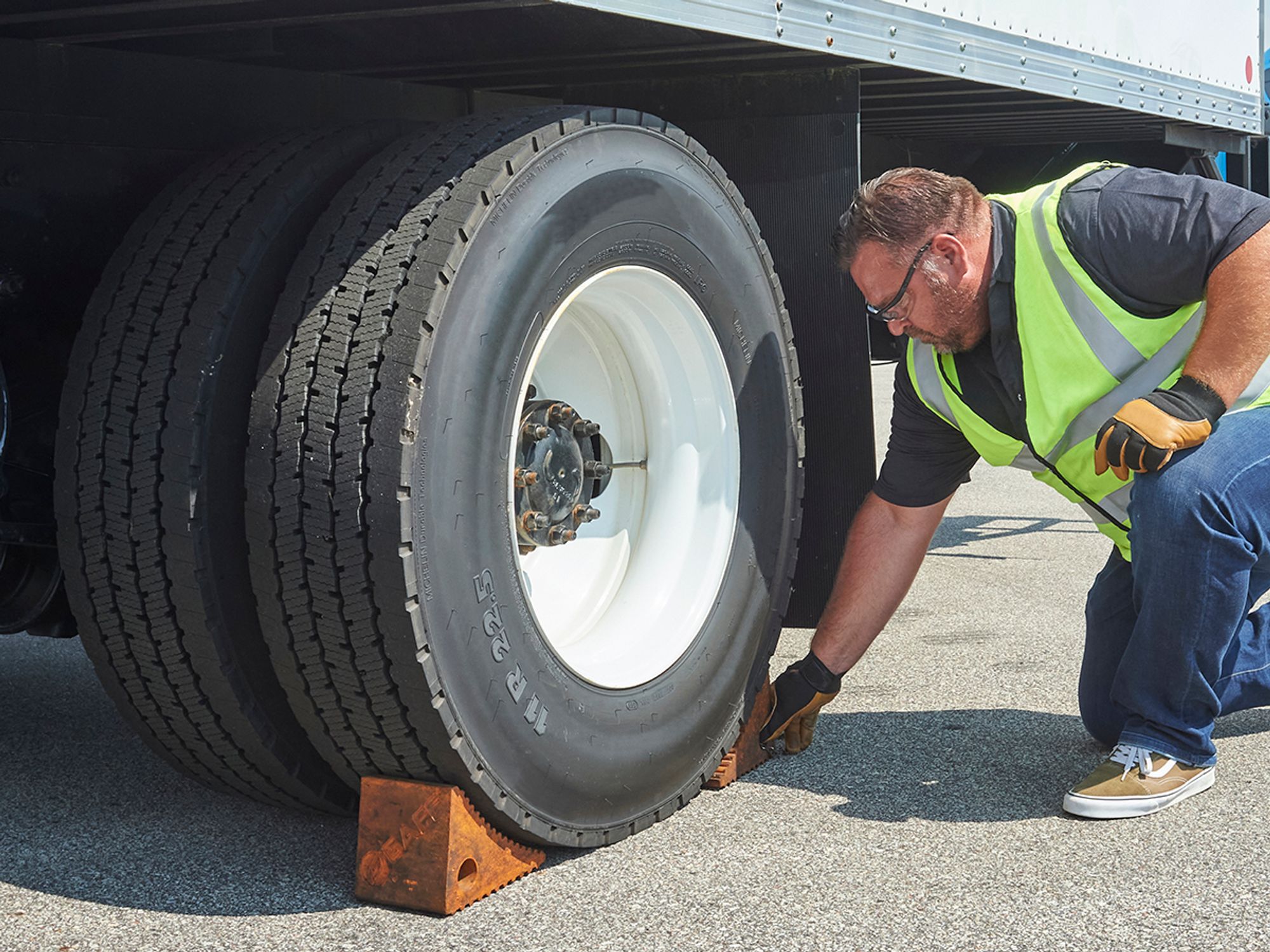 Wheel chocks/sand shoes in construction