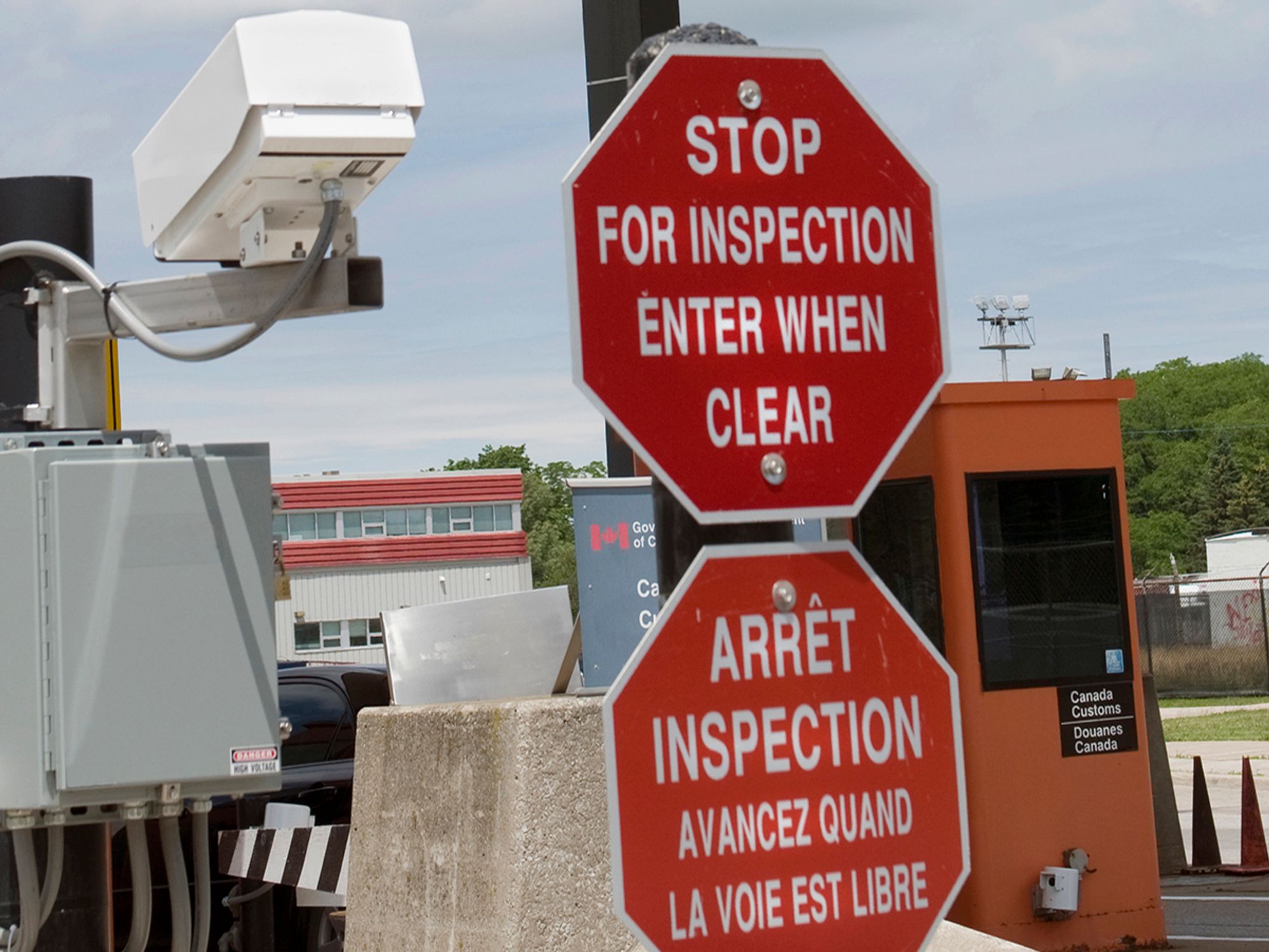 Are Canadian and Mexican-domiciled carriers operating in the U.S. subject to Part 382?