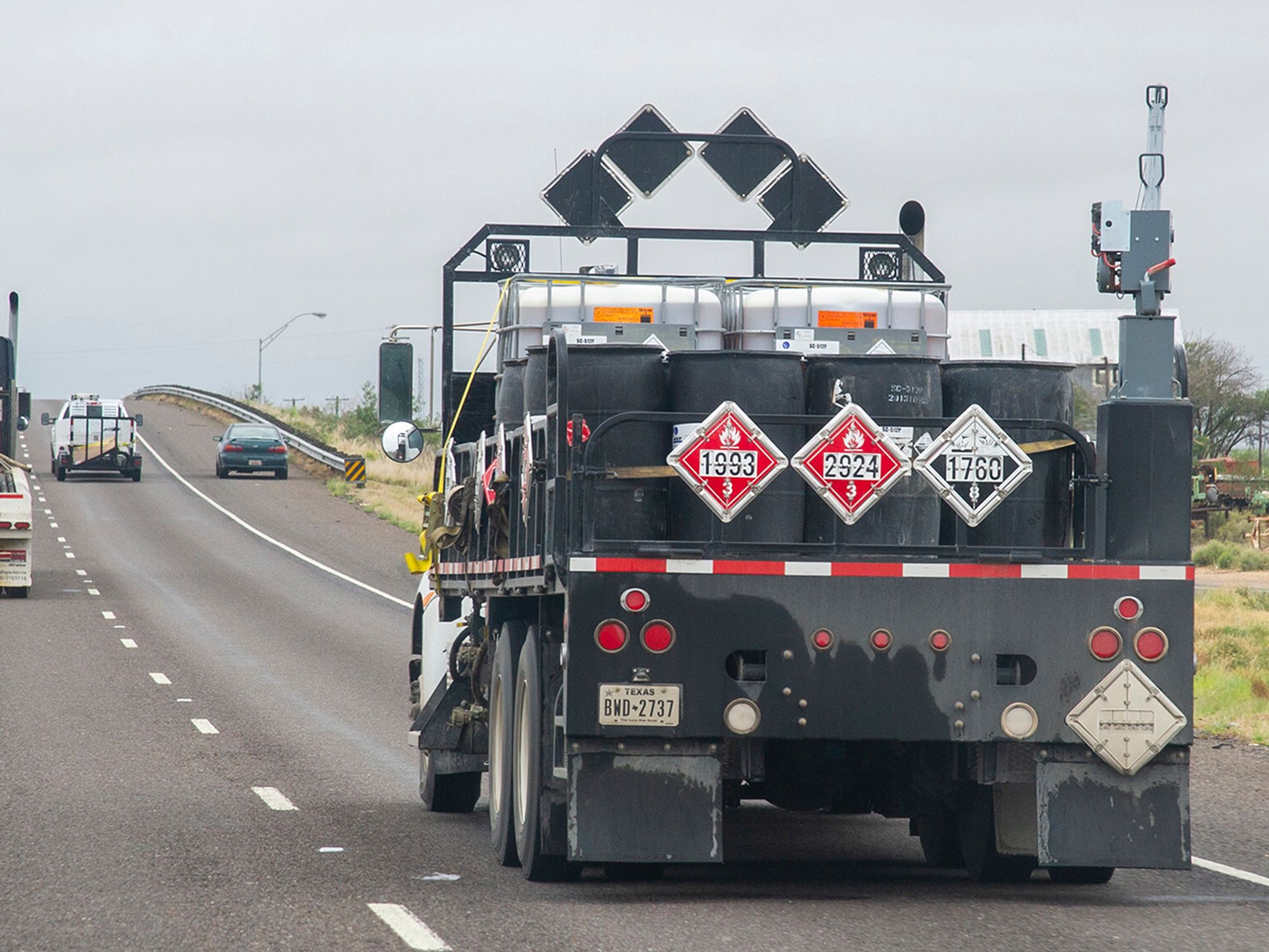 Subsidiary placards, and additional markings and signs