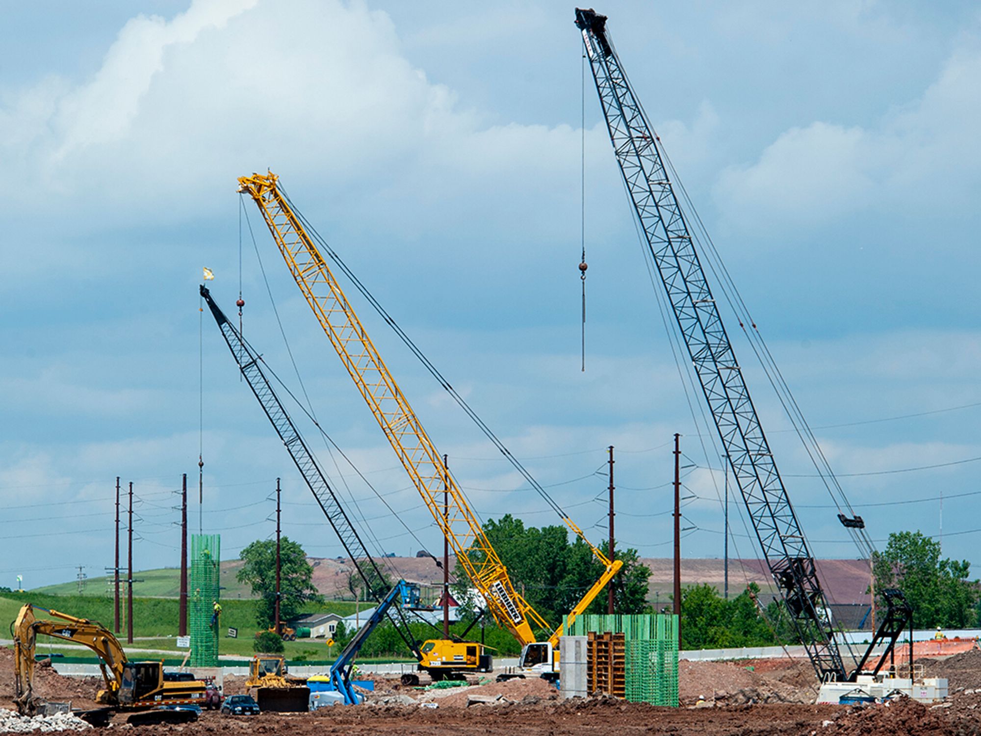 Danger of getting close to or touching equipment and load