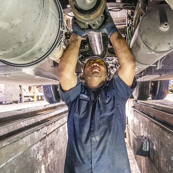 Smart maintenance strategies for small fleets: Minimize downtime, maximize profit