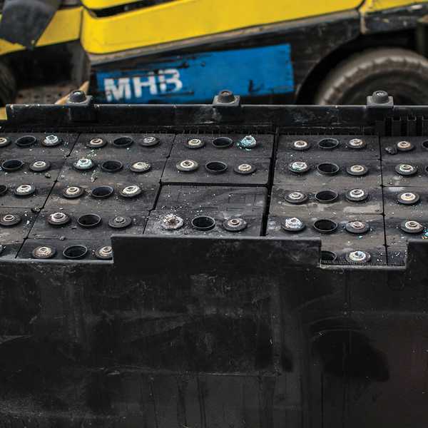 Safely handling battery acid spills