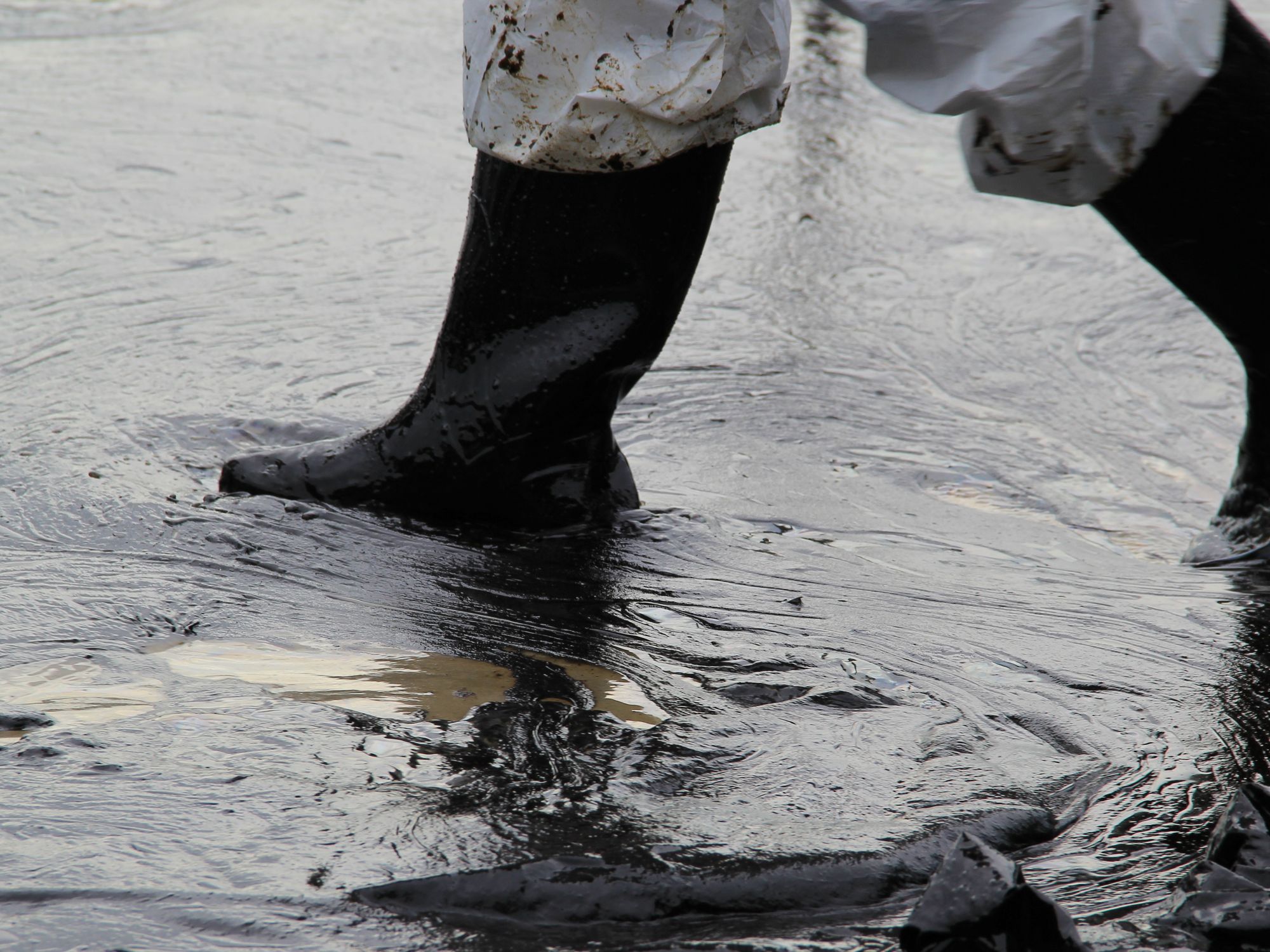 Oil spill prevention test