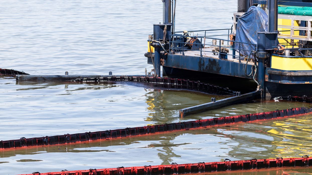 Abandoned boat removed from Sacramento River weeks after fire and oil spill