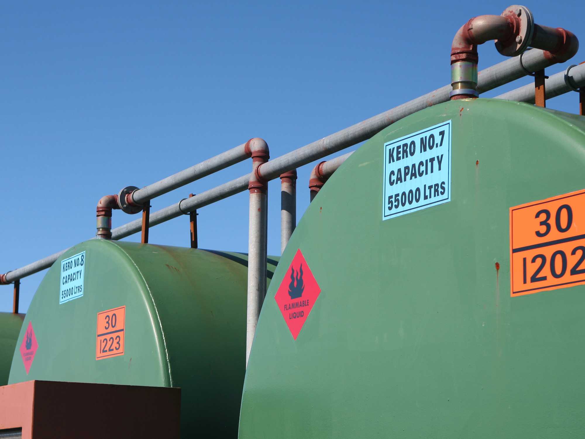 Double-walled or vaulted tanks or containers