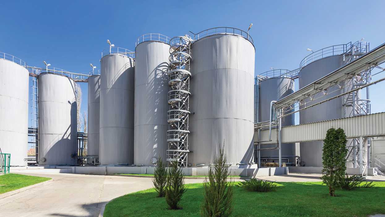 Growing surplus of oil inventories concerns feds