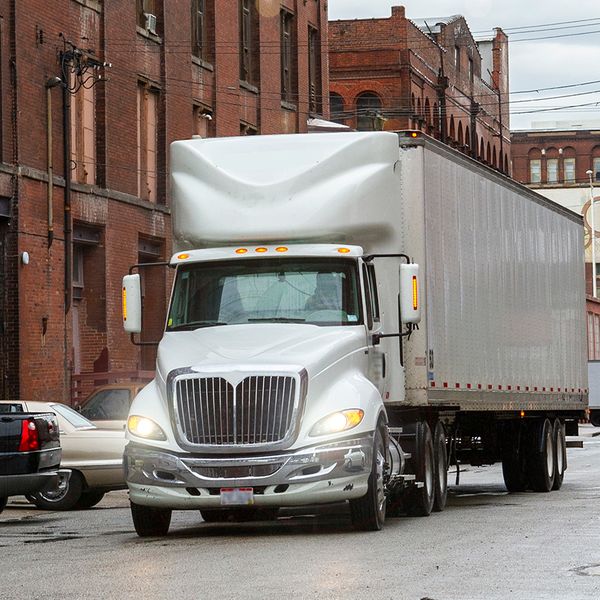 Navigating with confidence: The art of defensive driving in urban areas