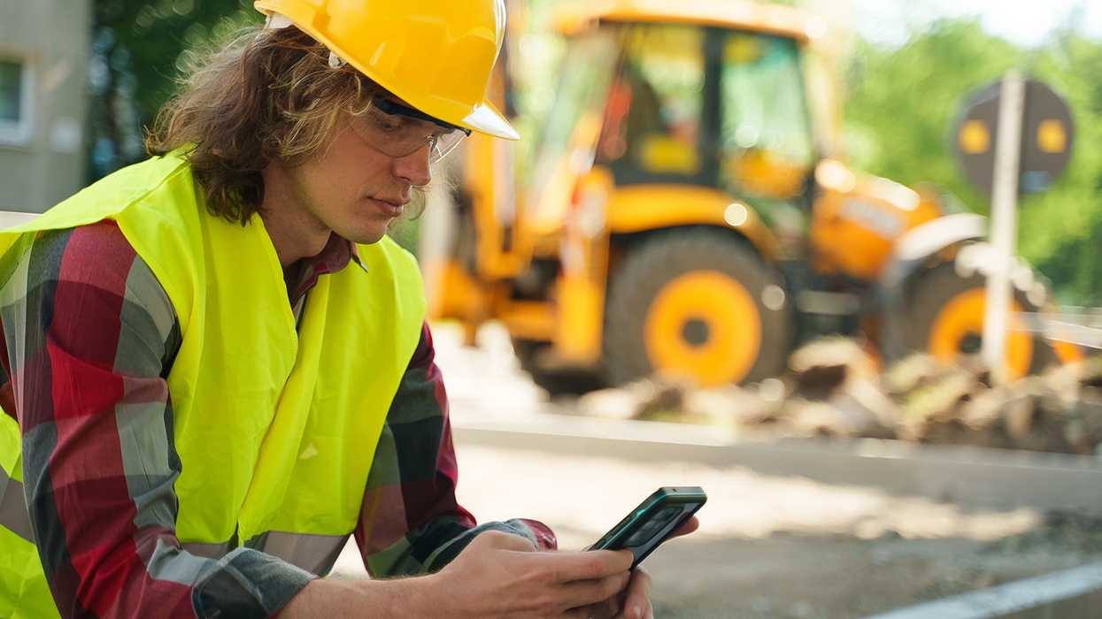 Should you ban or confiscate smartphones in the workplace?