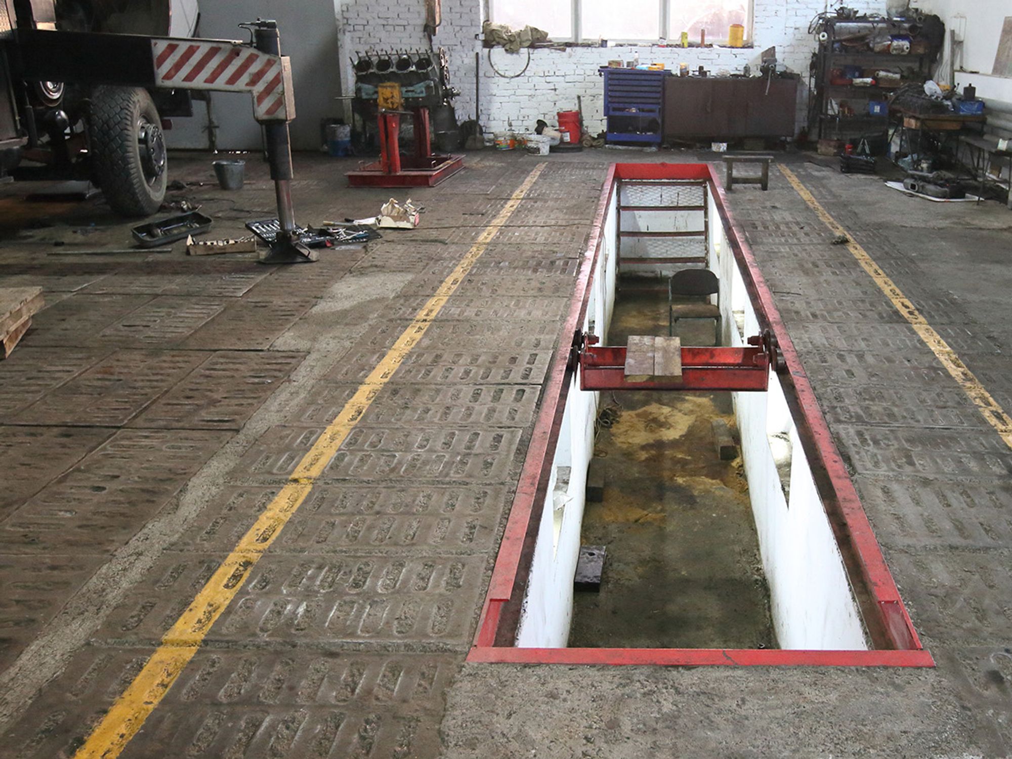 Prevent falls in repair, service, and assembly pits