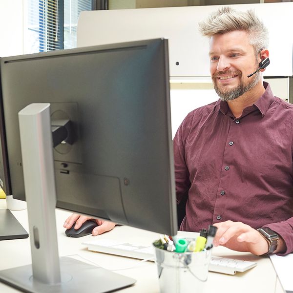 Must employees be paid while waiting for computers to start?