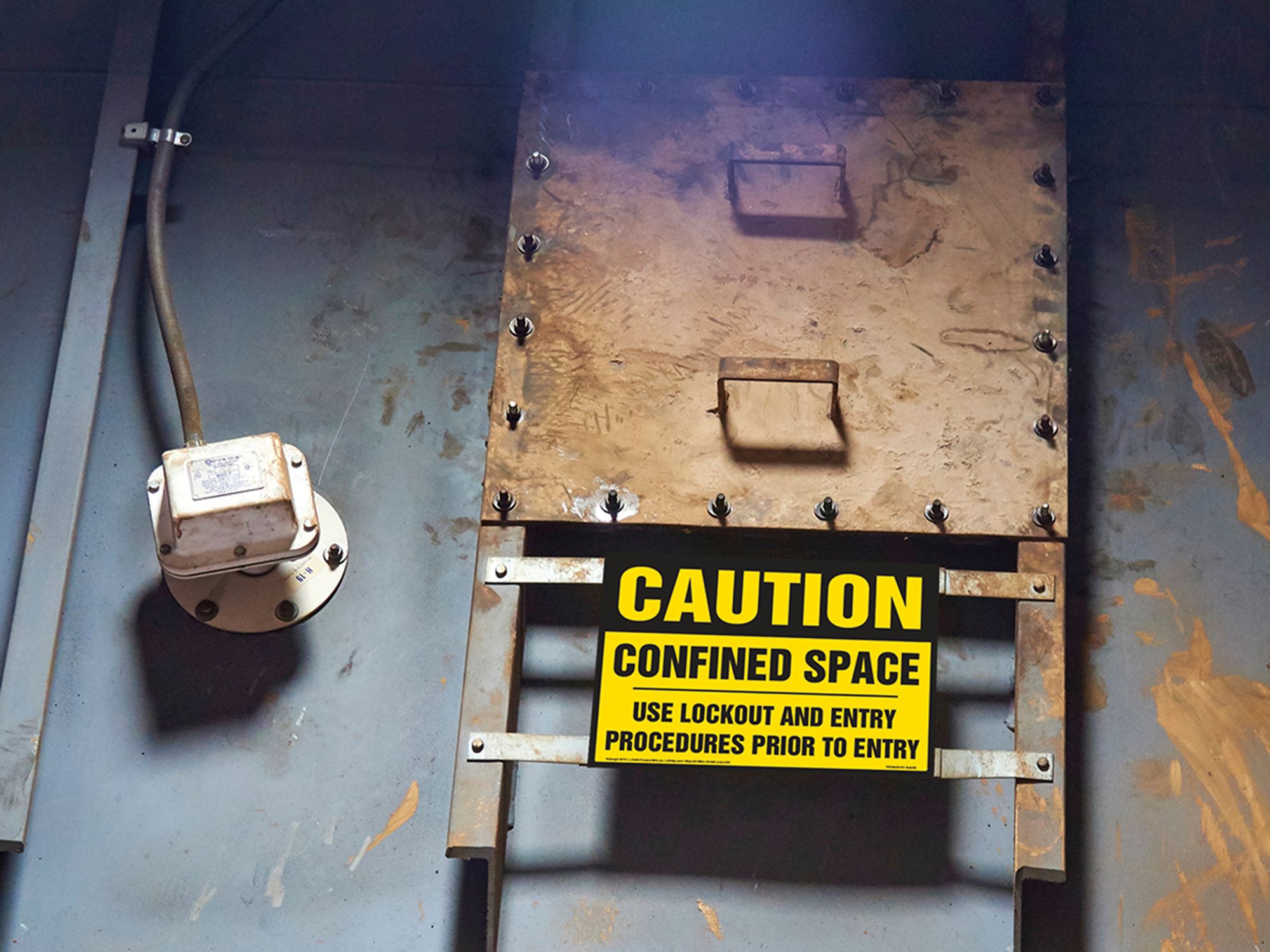 What elements are required for a permit space program? (Construction)