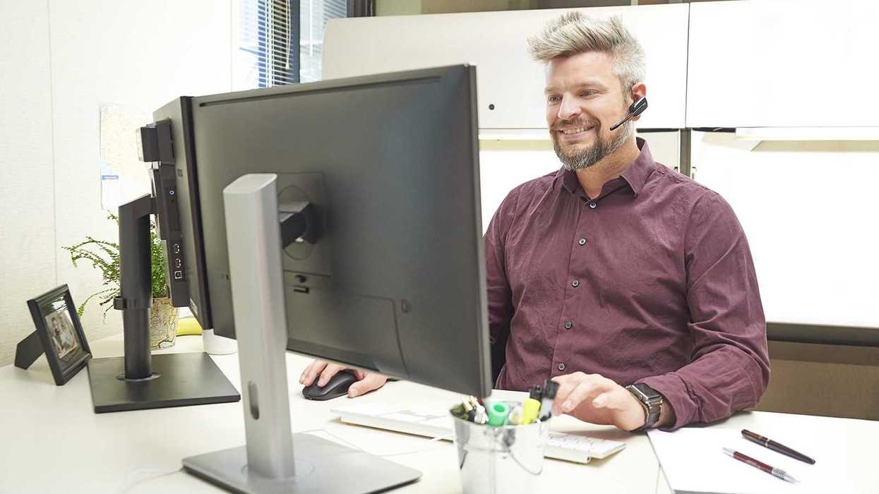 Must employees be paid while waiting for computers to start?