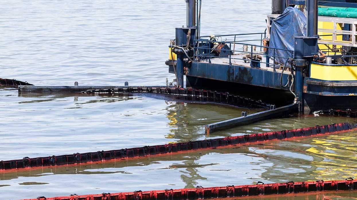 Abandoned boat removed from Sacramento River weeks after fire and oil spill