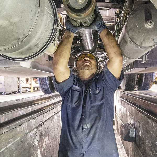 Smart maintenance strategies for small fleets: Minimize downtime, maximize profit